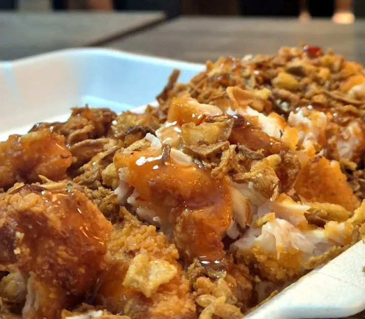 Le Crousty de Crousty Mood à Namur : riz, poulet croustillant et sauces